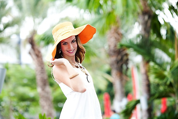 포토 JPG 주간 서양인 외국인 나무 식물 백인 모델 해외기획촬영 모자 해외 드레스 계절 원피스 여자 여유 2010년태국 여행 포즈 태국 휴가 휴식 한명 서기 미소 웃음 사람 상반신 20대 성인 취미 야외 옆모습 여름 여름휴가 바캉스 중절모 휴양지 클로슈 비치모자 여자만 여자한명만 성인여자만 청년만 청년여자만 성인한명만 청년여자한명만 성인여자한명만 성인만 국내포토 자연요소 모자_잡화 1 잡화 옷 감정 아시아 뷰포인트 컨셉 모션 표정 인종 청년 장소 파일형식 여름_계절