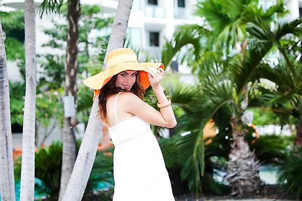 포토 JPG 주간 서양인 외국인 나무 식물 백인 모델 해외기획촬영 모자 해외 건축물 드레스 계절 원피스 여자 건축 여유 2010년태국 여행 포즈 태국 호텔 리조트 휴가 휴식 한명 서기 미소 웃음 사람 상반신 20대 성인 취미 야외 건물 옆모습 여름 여름휴가 바캉스 숙박업 중절모 휴양지 클로슈 콘도 비치모자 여자만 여자한명만 성인여자만 청년만 청년여자만 성인한명만 청년여자한명만 성인여자한명만 성인만 국내포토 자연요소 모자_잡화 1 잡화 옷 감정 산업 아시아 뷰포인트 컨셉 모션 숙소 표정 인종 청년 장소 파일형식 여름_계절