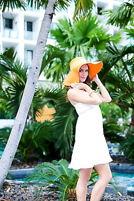 포토 JPG 주간 전신 서양인 외국인 나무 식물 백인 모델 해외기획촬영 모자 해외 건축물 드레스 계절 원피스 여자 건축 여유 2010년태국 여행 포즈 태국 호텔 리조트 휴가 휴식 한명 서기 사람 20대 성인 취미 야외 건물 옆모습 여름 여름휴가 바캉스 숙박업 중절모 휴양지 클로슈 콘도 비치모자 여자만 여자한명만 성인여자만 청년만 청년여자만 성인한명만 청년여자한명만 성인여자한명만 성인만 국내포토 자연요소 모자_잡화 1 잡화 옷 감정 산업 아시아 뷰포인트 컨셉 모션 숙소 인종 청년 장소 파일형식 여름_계절
