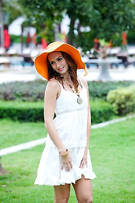 포토 JPG 주간 전신 서양인 외국인 나무 식물 백인 모델 해외기획촬영 모자 해외 건축물 드레스 계절 원피스 여자 여유 2010년태국 여행 포즈 태국 휴가 휴식 한명 서기 미소 웃음 사람 잔디 20대 성인 취미 야외 건물 여름 여름휴가 바캉스 중절모 휴양지 클로슈 비치모자 여자만 여자한명만 성인여자만 청년만 청년여자만 성인한명만 청년여자한명만 성인여자한명만 성인만 국내포토 자연요소 모자_잡화 1 잡화 옷 건축 감정 아시아 컨셉 모션 표정 인종 청년 장소 파일형식 여름_계절