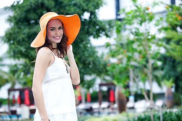 포토 JPG 주간 서양인 외국인 나무 식물 백인 모델 해외기획촬영 모자 해외 건축물 드레스 계절 원피스 여자 여유 2010년태국 여행 포즈 태국 휴가 휴식 한명 서기 미소 웃음 사람 상반신 20대 성인 취미 야외 건물 옆모습 여름 여름휴가 바캉스 중절모 휴양지 클로슈 비치모자 여자만 여자한명만 성인여자만 청년만 청년여자만 성인한명만 청년여자한명만 성인여자한명만 성인만 국내포토 자연요소 모자_잡화 1 잡화 옷 건축 감정 아시아 뷰포인트 컨셉 모션 표정 인종 청년 장소 파일형식 여름_계절