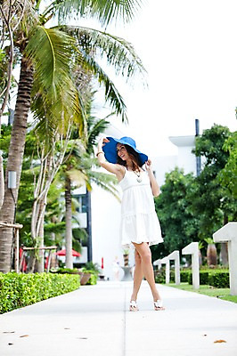 포토 JPG 주간 전신 서양인 외국인 나무 식물 백인 모델 해외기획촬영 모자 해외 드레스 계절 원피스 여자 길 여유 2010년태국 여행 포즈 태국 휴가 휴식 한명 서기 미소 웃음 사람 20대 성인 취미 야외 여름 여름휴가 바캉스 야자수 중절모 휴양지 클로슈 비치모자 여자만 여자한명만 성인여자만 청년만 청년여자만 성인한명만 청년여자한명만 성인여자한명만 성인만 국내포토 자연요소 모자_잡화 1 잡화 옷 감정 아시아 컨셉 모션 표정 인종 청년 장소 파일형식 여름_계절