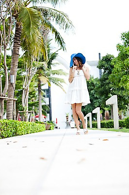 포토 JPG 주간 전신 서양인 외국인 나무 식물 백인 모델 해외기획촬영 모자 해외 드레스 계절 원피스 여자 길 여유 2010년태국 여행 포즈 태국 휴가 휴식 한명 서기 미소 웃음 사람 20대 성인 취미 야외 여름 여름휴가 바캉스 야자수 중절모 휴양지 클로슈 비치모자 여자만 여자한명만 성인여자만 청년만 청년여자만 성인한명만 청년여자한명만 성인여자한명만 성인만 국내포토 자연요소 모자_잡화 1 잡화 옷 감정 아시아 컨셉 모션 표정 인종 청년 장소 파일형식 여름_계절