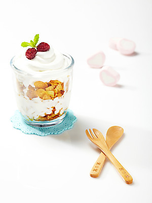 포토 JPG 스튜디오촬영 그릇 음식 포크 과일 딸기 아이스크림 디저트 여름음식 사람없음 장식 과자 숟가락 하트 용기 시리얼 생크림 빙수 파르페 제철음식 국내포토 모양 식기 수저 실내 크림 제철 파일형식 여름_계절