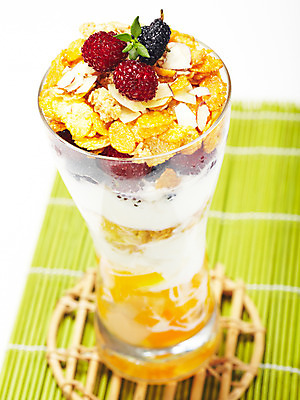 포토 JPG 스튜디오촬영 그릇 음식 딸기 디저트 여름음식 사람없음 과자 용기 시리얼 컵받침 빙수 파르페 제철음식 국내포토 식기 과일 실내 받침대 제철 파일형식 여름_계절