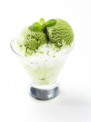 포토 JPG 스튜디오촬영 그릇 음식 잎 나뭇잎 아이스크림 디저트 여름음식 사람없음 용기 녹차 빙수 파르페 녹차아이스크림 제철음식 국내포토 식물 식기 실내 차_음료 제철 파일형식 여름_계절