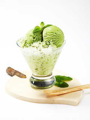 포토 JPG 스튜디오촬영 그릇 음식 잎 나뭇잎 아이스크림 디저트 여름음식 사람없음 숟가락 용기 녹차 컵받침 빙수 파르페 녹차아이스크림 제철음식 국내포토 식물 식기 수저 실내 차_음료 받침대 제철 파일형식 여름_계절