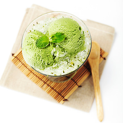 포토 JPG 스튜디오촬영 그릇 음식 아이스크림 디저트 여름음식 사람없음 숟가락 용기 녹차 컵받침 빙수 파르페 녹차아이스크림 제철음식 국내포토 식기 수저 실내 차_음료 받침대 제철 파일형식 여름_계절