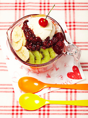 포토 JPG 스튜디오촬영 그릇 음식 과일 디저트 여름음식 바나나 키위 사람없음 숟가락 식탁보 용기 앵두 빙수 파르페 팥 팥빙수 과일빙수 제철음식 국내포토 식기 열매 수저 실내 제철 파일형식 여름_계절