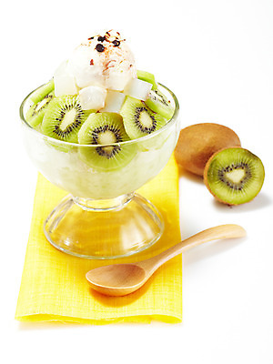 포토 JPG 스튜디오촬영 그릇 음식 과일 아이스크림 디저트 여름음식 사람없음 숟가락 용기 빙수 파르페 과일빙수 키위빙수 제철음식 국내포토 식기 수저 실내 제철 파일형식 여름_계절