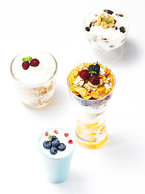 포토 JPG 스튜디오촬영 그릇 열매 음식 과일 딸기 디저트 여름음식 사람없음 과자 용기 시리얼 크림 빙수 파르페 요거트 제철음식 국내포토 식물 식기 유제품 실내 제철 파일형식 여름_계절