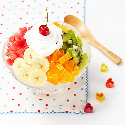 포토 JPG 스튜디오촬영 그릇 오렌지 과일 디저트 여름음식 귤 수박 바나나 키위 사람없음 숟가락 식탁보 용기 앵두 생크림 빙수 파르페 과일빙수 제철음식 제철과일 국내포토 식기 열매 음식 수저 실내 크림 제철 파일형식 여름_계절