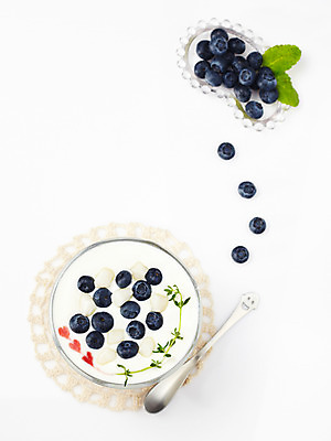 포토 JPG 스튜디오촬영 그릇 열매 음식 과일 디저트 여름음식 사람없음 장식 숟가락 용기 컵받침 블루베리 빙수 파르페 요거트 제철음식 국내포토 식물 식기 유제품 수저 실내 받침대 제철 파일형식 여름_계절