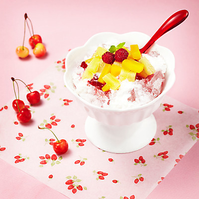 포토 JPG 스튜디오촬영 그릇 음식 과일 디저트 여름음식 사람없음 숟가락 용기 앵두 빙수 파르페 과일빙수 후르츠칵테일 제철음식 국내포토 식기 열매 수저 실내 제철 파일형식 여름_계절