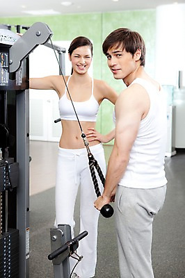 포토 JPG 전신 서양인 외국인 백인 해외기획촬영 라이프스타일 웰빙 커플 여자 남자 2010년태국 한쌍 커플라이프 다이어트 실내 건강 서기 미소 웃음 사람 20대 성인 두명 라이프 옆모습 운동복 운동 운동기구 헬스 헬스장 팔운동 삼두운동 의료성형뷰티 청년만 성인만 국내포토 옷 뷰포인트 관계 모션 표정 인종 청년 내부 생활 파일형식