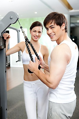 포토 JPG 전신 서양인 외국인 백인 해외기획촬영 라이프스타일 웰빙 커플 여자 남자 2010년태국 한쌍 커플라이프 다이어트 실내 건강 서기 미소 웃음 사람 상반신 20대 성인 두명 라이프 옆모습 운동복 운동 운동기구 헬스 헬스장 팔운동 삼두운동 의료성형뷰티 청년만 성인만 국내포토 옷 뷰포인트 관계 모션 표정 인종 청년 내부 생활 파일형식