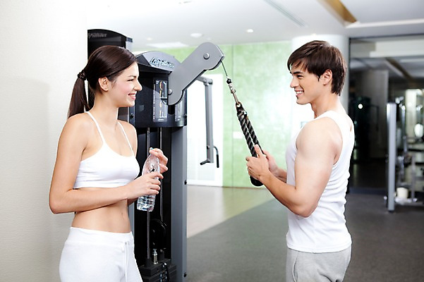 포토 JPG 서양인 외국인 백인 해외기획촬영 라이프스타일 웰빙 커플 여자 남자 2010년태국 한쌍 커플라이프 다이어트 실내 건강 서기 미소 웃음 사람 상반신 20대 성인 두명 라이프 옆모습 물 운동복 운동 마주보기 운동기구 헬스 헬스장 물병 생수 팔운동 페트병 삼두운동 의료성형뷰티 청년만 성인만 국내포토 자연요소 옷 뷰포인트 관계 모션 표정 인종 청년 내부 생활 물통 병_담는 파일형식