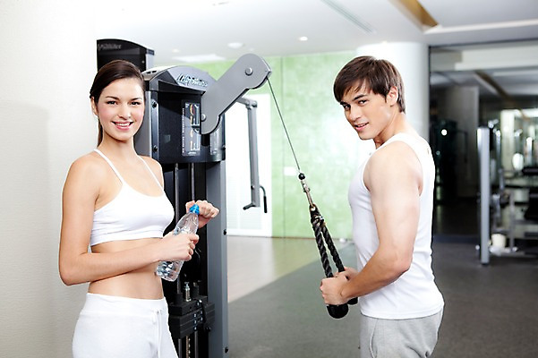 포토 JPG 서양인 외국인 백인 해외기획촬영 라이프스타일 웰빙 커플 여자 남자 2010년태국 한쌍 커플라이프 다이어트 실내 건강 서기 미소 웃음 사람 상반신 20대 성인 두명 라이프 옆모습 물 운동복 운동 운동기구 헬스 헬스장 물병 생수 팔운동 페트병 삼두 삼두운동 의료성형뷰티 청년만 성인만 국내포토 자연요소 옷 뷰포인트 관계 모션 표정 인종 청년 내부 생활 물통 병_담는 파일형식