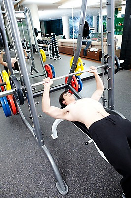 포토 JPG 전신 서양인 외국인 백인 해외기획촬영 라이프스타일 웰빙 남자 2010년태국 커플라이프 실내 건강 한명 사람 상반신 20대 성인 라이프 운동복 눕기 운동 운동기구 헬스 헬스장 역기 벤치프레스 가슴운동 스미스머신 남자만 남자한명만 성인남자만 청년만 청년남자만 청년남자한명만 성인한명만 성인남자한명만 성인만 국내포토 1 커플 옷 모션 인종 청년 내부 생활 파일형식