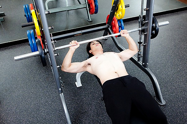 포토 JPG 서양인 외국인 백인 해외기획촬영 라이프스타일 웰빙 남자 2010년태국 커플라이프 실내 건강 한명 사람 상반신 20대 성인 라이프 운동복 눕기 운동 운동기구 헬스 헬스장 역기 벤치프레스 가슴운동 스미스머신 남자만 남자한명만 성인남자만 청년만 청년남자만 청년남자한명만 성인한명만 성인남자한명만 성인만 국내포토 1 커플 옷 모션 인종 청년 내부 생활 파일형식