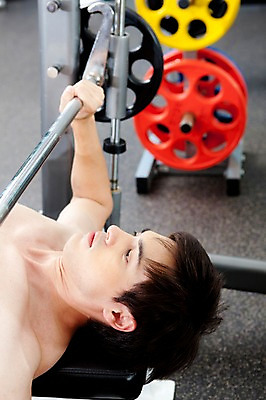 포토 JPG 서양인 외국인 백인 해외기획촬영 라이프스타일 웰빙 남자 2010년태국 커플라이프 실내 건강 한명 사람 상반신 20대 성인 라이프 옆모습 운동복 눕기 운동 운동기구 헬스 헬스장 역기 벤치프레스 가슴운동 남자만 남자한명만 성인남자만 청년만 청년남자만 청년남자한명만 성인한명만 성인남자한명만 성인만 국내포토 1 커플 옷 뷰포인트 모션 인종 청년 내부 생활 파일형식