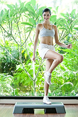 포토 JPG 주간 전신 서양인 외국인 나무 식물 백인 해외기획촬영 라이프스타일 웰빙 여자 2010년태국 커플라이프 잎 다이어트 창문 나뭇잎 실내 건강 한명 서기 미소 웃음 사람 20대 성인 라이프 앞모습 운동복 운동 운동기구 헬스 헬스장 체조 발판 의료성형뷰티 여자만 여자한명만 성인여자만 청년만 청년여자만 성인한명만 청년여자한명만 성인여자한명만 성인만 국내포토 자연요소 1 커플 옷 뷰포인트 모션 표정 인종 청년 내부 생활 파일형식