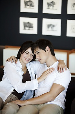 포토 JPG 서양인 외국인 백인 해외기획촬영 라이프스타일 커플 여자 남자 2010년태국 한쌍 커플라이프 가구 액자 거실 안기 포옹 실내 사랑 미소 웃음 사람 앉기 상반신 20대 성인 두명 라이프 인테리어 소파 애정표현 커플룩 동물그림 청년만 성인만 국내포토 디자인 옷 감정 생활용품 의자 관계 모션 표정 인종 청년 내부 생활 표현 파일형식