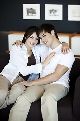 포토 JPG 전신 서양인 외국인 백인 해외기획촬영 라이프스타일 커플 여자 남자 2010년태국 한쌍 커플라이프 가구 액자 거실 안기 포옹 실내 사랑 미소 웃음 사람 앉기 20대 성인 두명 라이프 인테리어 소파 애정표현 커플룩 동물그림 청년만 성인만 국내포토 디자인 옷 감정 생활용품 의자 관계 모션 표정 인종 청년 내부 생활 표현 파일형식