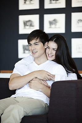 포토 JPG 전신 서양인 외국인 백인 해외기획촬영 라이프스타일 커플 여자 남자 2010년태국 한쌍 커플라이프 가구 액자 거실 안기 포옹 실내 사랑 미소 웃음 사람 앉기 20대 성인 두명 라이프 인테리어 소파 애정표현 커플룩 동물그림 청년만 성인만 국내포토 디자인 옷 감정 생활용품 의자 관계 모션 표정 인종 청년 내부 생활 표현 파일형식