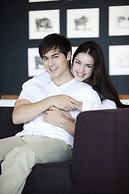 포토 JPG 전신 서양인 외국인 백인 해외기획촬영 라이프스타일 커플 여자 남자 2010년태국 한쌍 커플라이프 가구 액자 거실 안기 포옹 실내 사랑 미소 웃음 사람 앉기 20대 성인 두명 라이프 인테리어 소파 애정표현 커플룩 동물그림 청년만 성인만 국내포토 디자인 옷 감정 생활용품 의자 관계 모션 표정 인종 청년 내부 생활 표현 파일형식