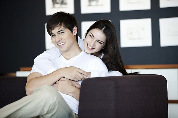 포토 JPG 전신 서양인 외국인 백인 해외기획촬영 라이프스타일 커플 여자 남자 2010년태국 한쌍 커플라이프 가구 액자 거실 안기 포옹 실내 사랑 미소 웃음 사람 앉기 상반신 20대 성인 두명 라이프 인테리어 소파 애정표현 커플룩 동물그림 청년만 성인만 국내포토 디자인 옷 감정 생활용품 의자 관계 모션 표정 인종 청년 내부 생활 표현 파일형식