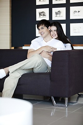 포토 JPG 전신 서양인 외국인 백인 해외기획촬영 라이프스타일 커플 여자 남자 2010년태국 한쌍 커플라이프 가구 액자 거실 안기 포옹 실내 사랑 미소 웃음 사람 앉기 20대 성인 두명 라이프 인테리어 소파 애정표현 커플룩 동물그림 청년만 성인만 국내포토 디자인 옷 감정 생활용품 의자 관계 모션 표정 인종 청년 내부 생활 표현 파일형식