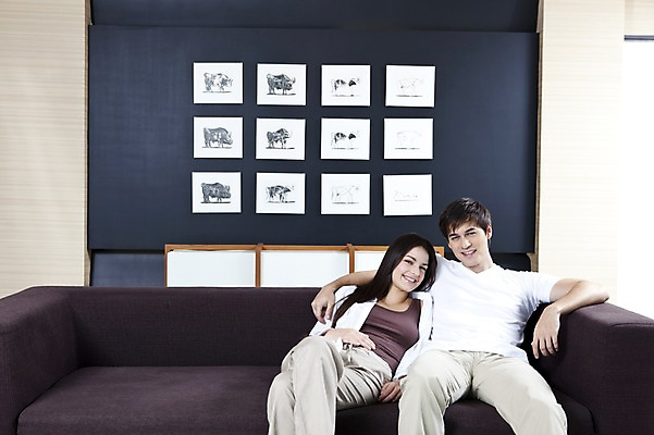 포토 JPG 전신 서양인 외국인 백인 해외기획촬영 라이프스타일 커플 여자 남자 2010년태국 한쌍 커플라이프 가구 액자 거실 어깨동무 실내 사랑 미소 웃음 사람 앉기 20대 성인 두명 라이프 인테리어 소파 커플룩 동물그림 청년만 성인만 국내포토 디자인 옷 감정 포즈 생활용품 의자 관계 모션 표정 인종 청년 내부 생활 파일형식