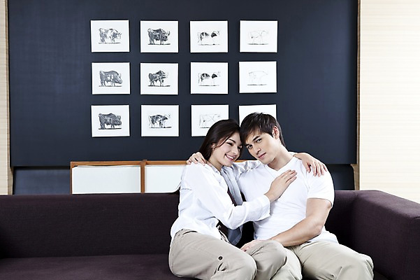 포토 JPG 전신 서양인 외국인 백인 해외기획촬영 라이프스타일 커플 여자 남자 2010년태국 한쌍 커플라이프 가구 액자 거실 안기 포옹 실내 사랑 미소 웃음 사람 앉기 20대 성인 두명 라이프 인테리어 소파 애정표현 커플룩 동물그림 청년만 성인만 국내포토 디자인 옷 감정 생활용품 의자 관계 모션 표정 인종 청년 내부 생활 표현 파일형식