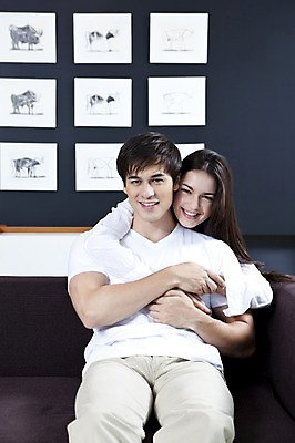 포토 JPG 전신 서양인 외국인 백인 해외기획촬영 라이프스타일 커플 여자 남자 2010년태국 한쌍 커플라이프 가구 액자 거실 안기 포옹 실내 사랑 미소 웃음 사람 앉기 20대 성인 두명 라이프 인테리어 소파 애정표현 커플룩 동물그림 청년만 성인만 국내포토 디자인 옷 감정 생활용품 의자 관계 모션 표정 인종 청년 내부 생활 표현 파일형식