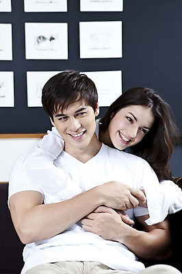 포토 JPG 서양인 외국인 백인 해외기획촬영 라이프스타일 커플 여자 남자 2010년태국 한쌍 커플라이프 가구 액자 거실 안기 포옹 실내 사랑 미소 웃음 사람 앉기 상반신 20대 성인 두명 라이프 인테리어 소파 애정표현 커플룩 동물그림 청년만 성인만 국내포토 디자인 옷 감정 생활용품 의자 관계 모션 표정 인종 청년 내부 생활 표현 파일형식