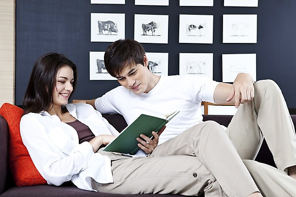 포토 JPG 전신 서양인 외국인 백인 해외기획촬영 라이프스타일 커플 여자 남자 2010년태국 한쌍 커플라이프 가구 액자 쿠션 거실 실내 사랑 미소 웃음 사람 앉기 20대 성인 두명 라이프 책 인테리어 소파 독서 커플룩 동물그림 청년만 성인만 국내포토 디자인 옷 감정 생활용품 의자 관계 모션 표정 인종 청년 내부 생활 파일형식