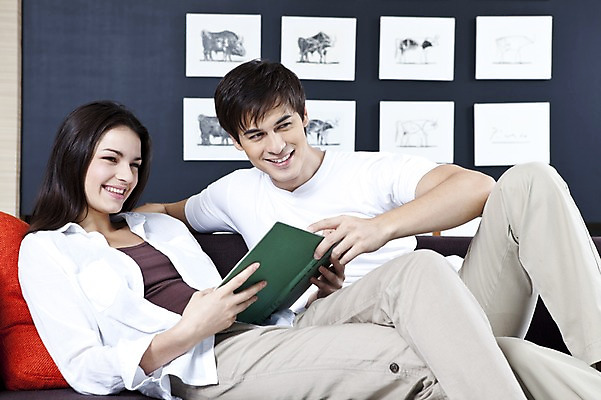 포토 JPG 전신 서양인 외국인 백인 해외기획촬영 라이프스타일 커플 여자 남자 2010년태국 한쌍 커플라이프 가구 액자 쿠션 거실 실내 사랑 미소 웃음 사람 앉기 20대 성인 두명 라이프 책 인테리어 소파 독서 커플룩 동물그림 청년만 성인만 국내포토 디자인 옷 감정 생활용품 의자 관계 모션 표정 인종 청년 내부 생활 파일형식