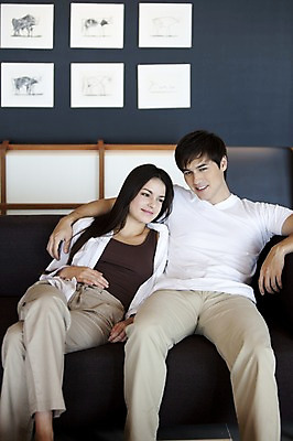 포토 JPG 전신 서양인 외국인 백인 해외기획촬영 라이프스타일 커플 여자 남자 2010년태국 한쌍 커플라이프 가구 액자 거실 어깨동무 실내 사랑 미소 웃음 사람 앉기 20대 성인 두명 라이프 인테리어 소파 커플룩 동물그림 청년만 성인만 국내포토 디자인 옷 감정 포즈 생활용품 의자 관계 모션 표정 인종 청년 내부 생활 파일형식