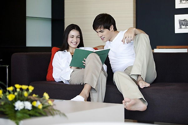 포토 JPG 전신 서양인 외국인 식물 백인 해외기획촬영 라이프스타일 커플 여자 남자 꽃 2010년태국 한쌍 커플라이프 가구 액자 쿠션 거실 실내 사랑 미소 웃음 사람 앉기 20대 성인 두명 라이프 책 인테리어 소파 독서 커플룩 동물그림 청년만 성인만 국내포토 디자인 옷 감정 생활용품 의자 관계 모션 표정 인종 청년 내부 생활 파일형식