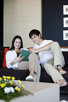 포토 JPG 전신 서양인 외국인 식물 백인 해외기획촬영 라이프스타일 커플 여자 남자 꽃 2010년태국 한쌍 커플라이프 가구 액자 쿠션 거실 실내 사랑 미소 웃음 사람 앉기 20대 성인 두명 라이프 책 인테리어 소파 독서 커플룩 동물그림 청년만 성인만 국내포토 디자인 옷 감정 생활용품 의자 관계 모션 표정 인종 청년 내부 생활 파일형식