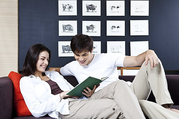 포토 JPG 전신 서양인 외국인 백인 해외기획촬영 라이프스타일 커플 응시 여자 남자 2010년태국 한쌍 커플라이프 가구 액자 쿠션 거실 실내 사랑 미소 웃음 사람 앉기 20대 성인 두명 라이프 책 인테리어 소파 독서 커플룩 동물그림 청년만 성인만 국내포토 디자인 시선 옷 감정 생활용품 의자 관계 모션 표정 인종 청년 내부 생활 파일형식