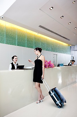 포토 JPG 전신 서양인 외국인 백인 해외기획촬영 라이프스타일 건축물 옷 원피스 여자 건축 여유 2010년태국 커플라이프 여행 가방 호텔 휴가 휴식 실내 서기 미소 웃음 사람 20대 성인 취미 두명 건물 라이프 캐리어 여행가방 업무 복도 숙박업 프런트 계산대 직원 휴양지 안내원 예약 호텔리어 접수 여자만 성인여자만 청년만 청년여자만 성인만 국내포토 직업 커플 잡화 감정 산업 컨셉 모션 숙소 표정 인종 청년 내부 생활 장소 작업 파일형식