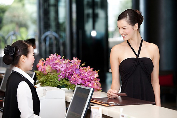 포토 JPG 서양인 외국인 백인 해외기획촬영 라이프스타일 건축물 옷 원피스 여자 건축 여유 2010년태국 커플라이프 여행 호텔 휴가 휴식 실내 미소 웃음 사람 상반신 20대 성인 취미 두명 건물 라이프 컴퓨터 모니터 업무 복도 숙박업 프런트 계산대 직원 휴양지 안내원 예약 호텔리어 접수 여자만 성인여자만 청년만 청년여자만 성인만 국내포토 직업 커플 감정 산업 컨셉 숙소 표정 인종 청년 내부 생활 전자제품 장소 작업 파일형식