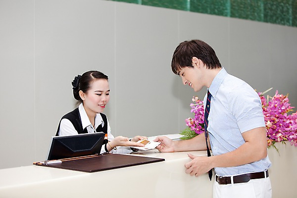 포토 JPG 서양인 외국인 백인 해외기획촬영 라이프스타일 건축물 옷 여자 남자 건축 여유 2010년태국 커플라이프 여행 셔츠 호텔 휴가 휴식 실내 미소 웃음 사람 상반신 20대 성인 취미 두명 건물 라이프 옆모습 업무 복도 숙박업 프런트 계산대 직원 휴양지 안내원 예약 호텔리어 접수 청년만 성인만 국내포토 직업 커플 감정 산업 뷰포인트 컨셉 상의 숙소 표정 인종 청년 내부 생활 장소 작업 파일형식