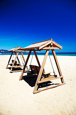 포토 JPG 주간 시설물 모래 바다 하늘 풍경 해변 사람없음 야외 여름 모래사장 놀이기구 그네 국내포토 자연요소 건축물 계절 파일형식