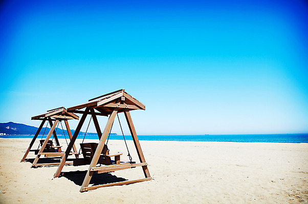 포토 JPG 주간 시설물 모래 바다 하늘 풍경 해변 사람없음 야외 여름 모래사장 놀이기구 그네 국내포토 자연요소 건축물 계절 파일형식