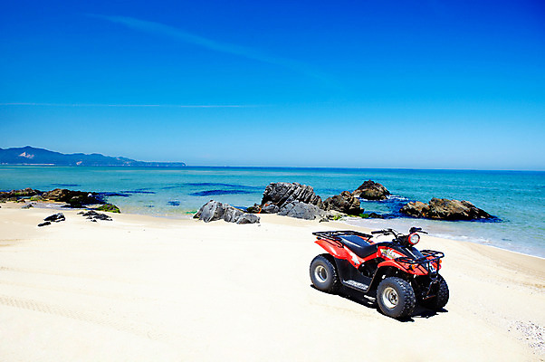 포토 JPG 주간 모래 바다 하늘 풍경 해변 사람없음 야외 여름 모래사장 돌_바위 바위 4륜바이크 국내포토 자연요소 계절 바이크 파일형식