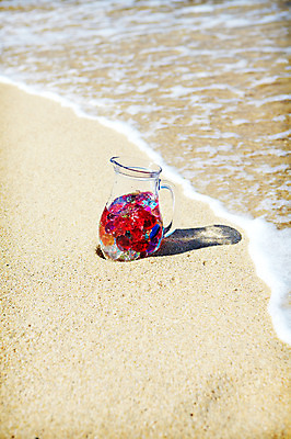 포토 JPG 주간 모래 파도 바다 유리병 해변 사람없음 야외 여름 모래사장 거품 병 보석 국내포토 자연요소 식기 계절 병_용기 광석 파일형식