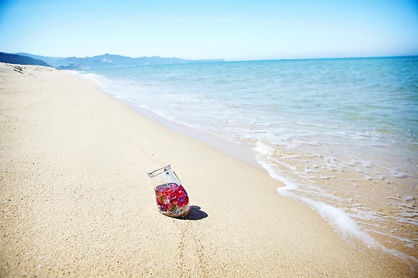 포토 JPG 주간 모래 파도 바다 유리병 풍경 해변 사람없음 야외 여름 모래사장 거품 병 보석 국내포토 자연요소 식기 계절 병_용기 광석 파일형식